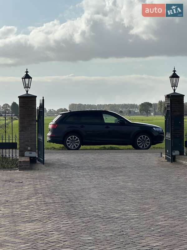 Внедорожник / Кроссовер Audi Q7 2018 в 