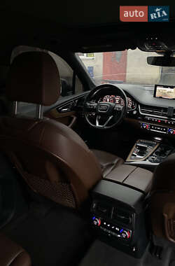 Внедорожник / Кроссовер Audi Q7 2016 в 