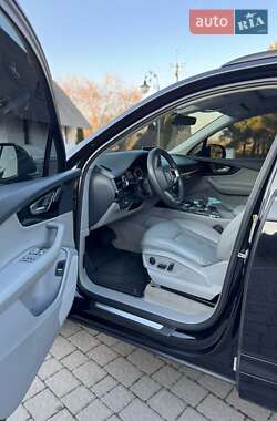 Внедорожник / Кроссовер Audi Q7 2018 в 