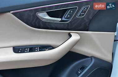 Позашляховик / Кросовер Audi Q7 2021 в 