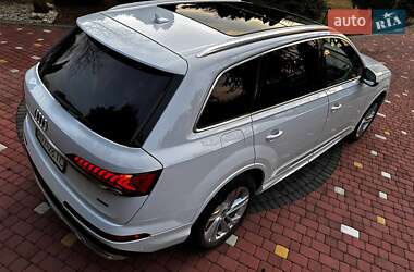 Позашляховик / Кросовер Audi Q7 2021 в 