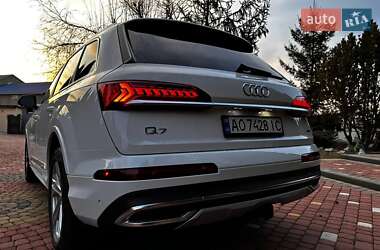 Позашляховик / Кросовер Audi Q7 2021 в 