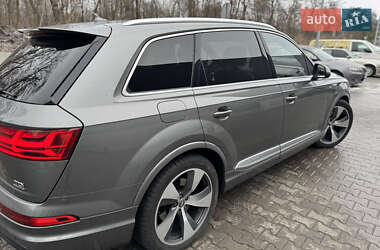 Позашляховик / Кросовер Audi Q7 2015 в 