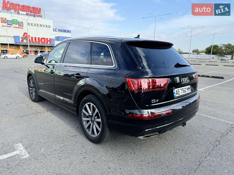 Позашляховик / Кросовер Audi Q7 2017 в Дніпрі