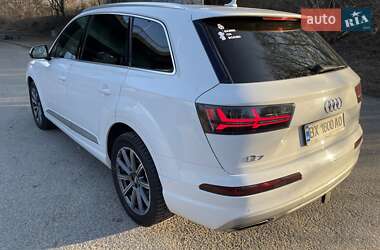 Внедорожник / Кроссовер Audi Q7 2017 в 
