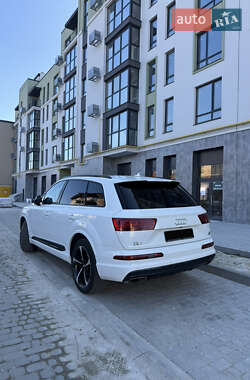 Внедорожник / Кроссовер Audi Q7 2017 в 