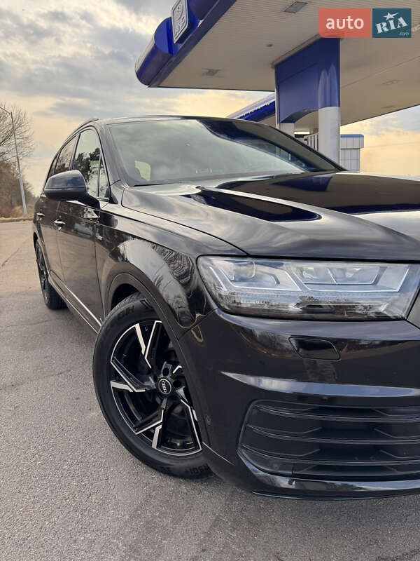 Внедорожник / Кроссовер Audi Q7 2015 в Дубно