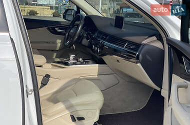 Позашляховик / Кросовер Audi Q7 2018 в 