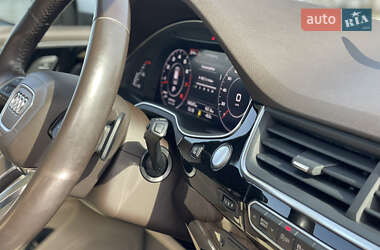 Позашляховик / Кросовер Audi Q7 2018 в 