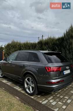 Позашляховик / Кросовер Audi Q7 2018 в 