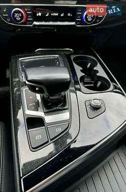 Позашляховик / Кросовер Audi Q7 2018 в 