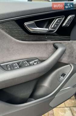 Позашляховик / Кросовер Audi Q7 2018 в 