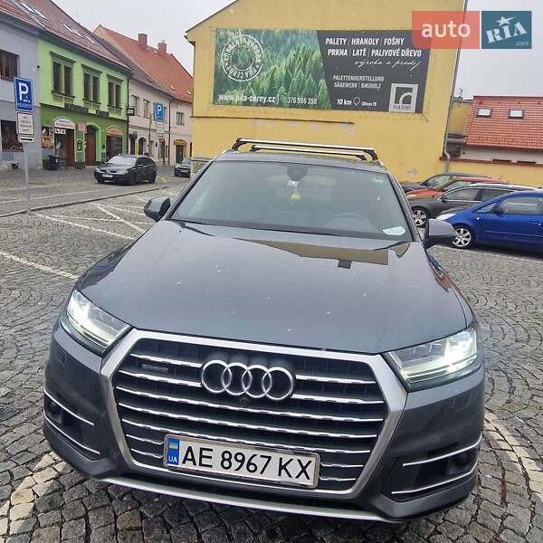Внедорожник / Кроссовер Audi Q7 2015 в 