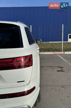 Позашляховик / Кросовер Audi Q7 2019 в 