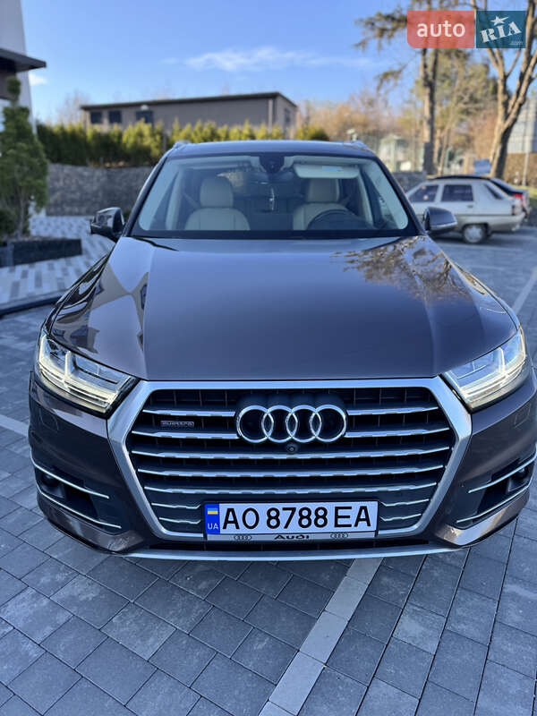 Позашляховик / Кросовер Audi Q7 2017 в Ужгороді