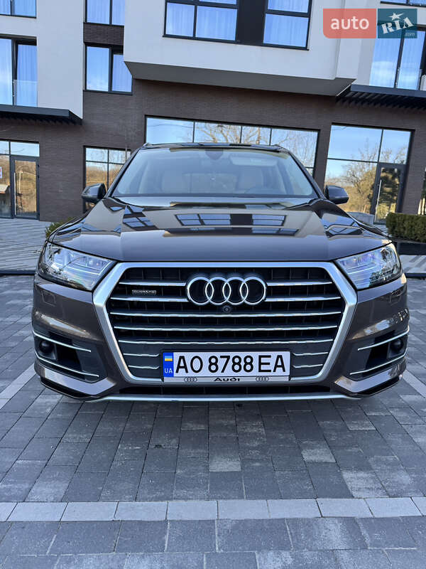 Позашляховик / Кросовер Audi Q7 2017 в Ужгороді