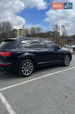 Внедорожник / Кроссовер Audi Q7 2016 в 
