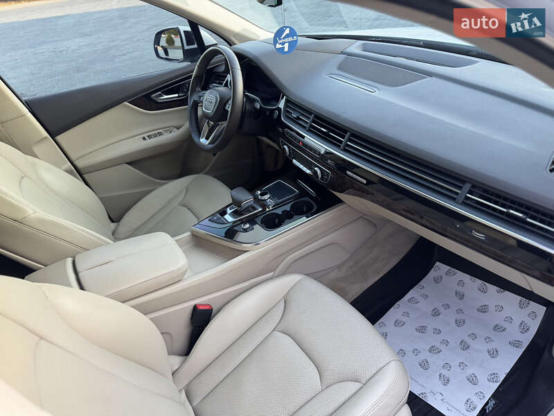 Внедорожник / Кроссовер Audi Q7 2017 в Черновцах