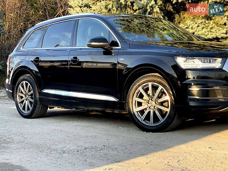Внедорожник / Кроссовер Audi Q7 2017 в 