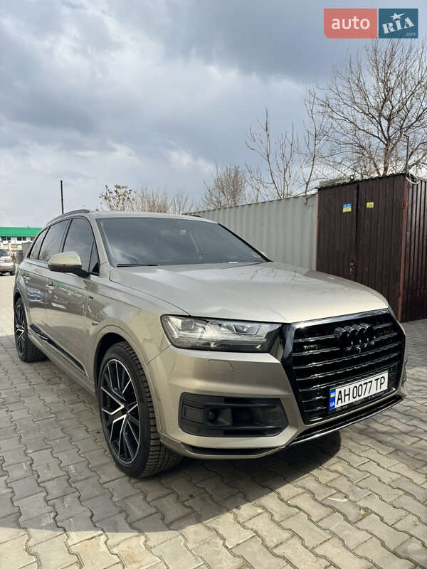 Внедорожник / Кроссовер Audi Q7 2016 в 