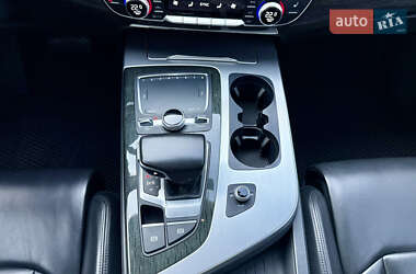 Внедорожник / Кроссовер Audi Q7 2015 в 