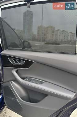 Позашляховик / Кросовер Audi Q7 2023 в 