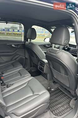 Позашляховик / Кросовер Audi Q7 2023 в 