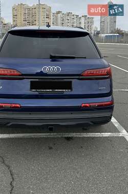 Позашляховик / Кросовер Audi Q7 2023 в 