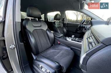 Внедорожник / Кроссовер Audi Q7 2015 в 