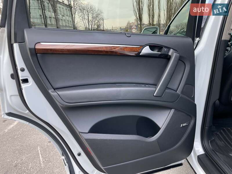 Позашляховик / Кросовер Audi Q7 2015 в Києві
