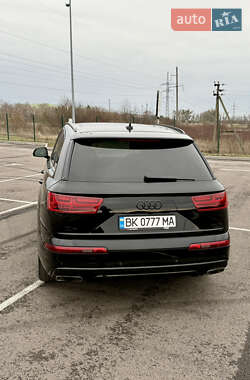 Позашляховик / Кросовер Audi Q7 2017 в 