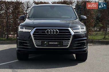 Позашляховик / Кросовер Audi Q7 2018 в 
