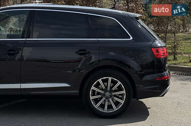 Позашляховик / Кросовер Audi Q7 2018 в 