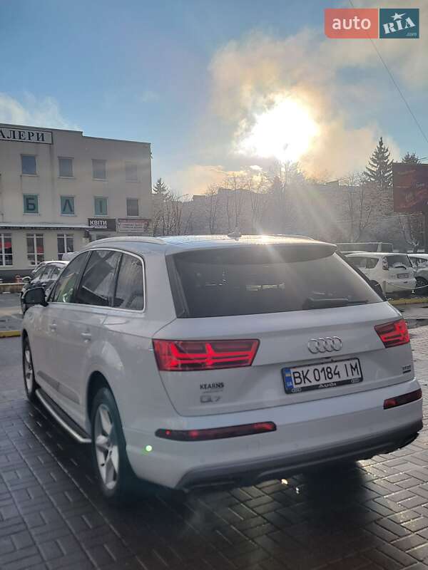 Внедорожник / Кроссовер Audi Q7 2017 в 