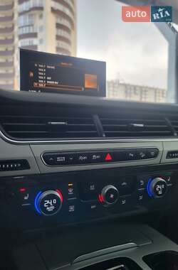 Внедорожник / Кроссовер Audi Q7 2017 в 