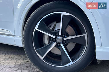 Внедорожник / Кроссовер Audi Q7 2017 в 