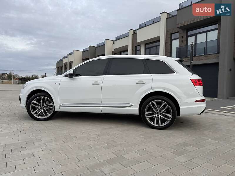 Внедорожник / Кроссовер Audi Q7 2016 в 