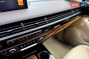 Внедорожник / Кроссовер Audi Q7 2016 в 