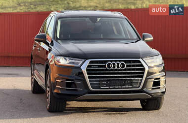 Позашляховик / Кросовер Audi Q7 2018 в 