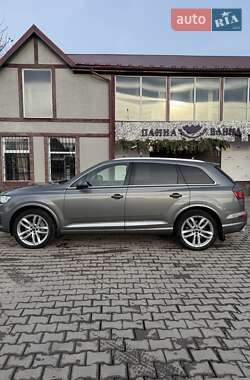 Внедорожник / Кроссовер Audi Q7 2016 в 