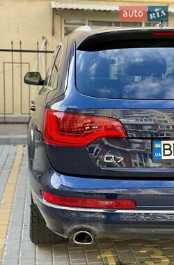 Позашляховик / Кросовер Audi Q7 2012 в 