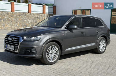 Позашляховик / Кросовер Audi Q7 2018 в 