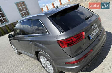 Позашляховик / Кросовер Audi Q7 2018 в 