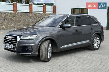 Позашляховик / Кросовер Audi Q7 2018 в 