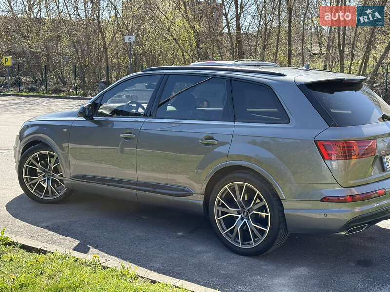 Внедорожник / Кроссовер Audi Q7 2017 в Каменец-Подольском