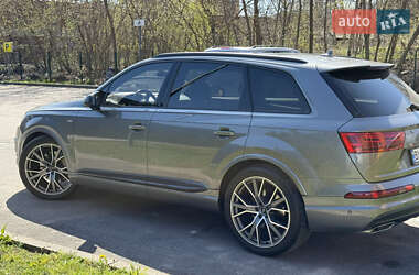 Внедорожник / Кроссовер Audi Q7 2017 в 
