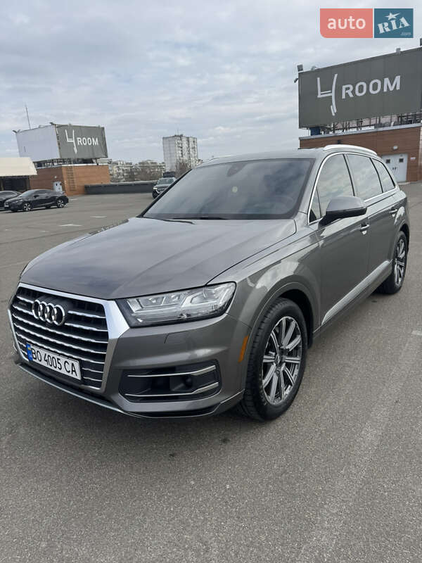 Внедорожник / Кроссовер Audi Q7 2016 в 