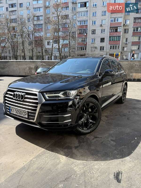 Внедорожник / Кроссовер Audi Q7 2017 в 