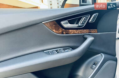 Внедорожник / Кроссовер Audi Q7 2016 в 