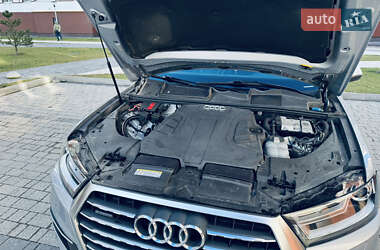 Внедорожник / Кроссовер Audi Q7 2016 в 